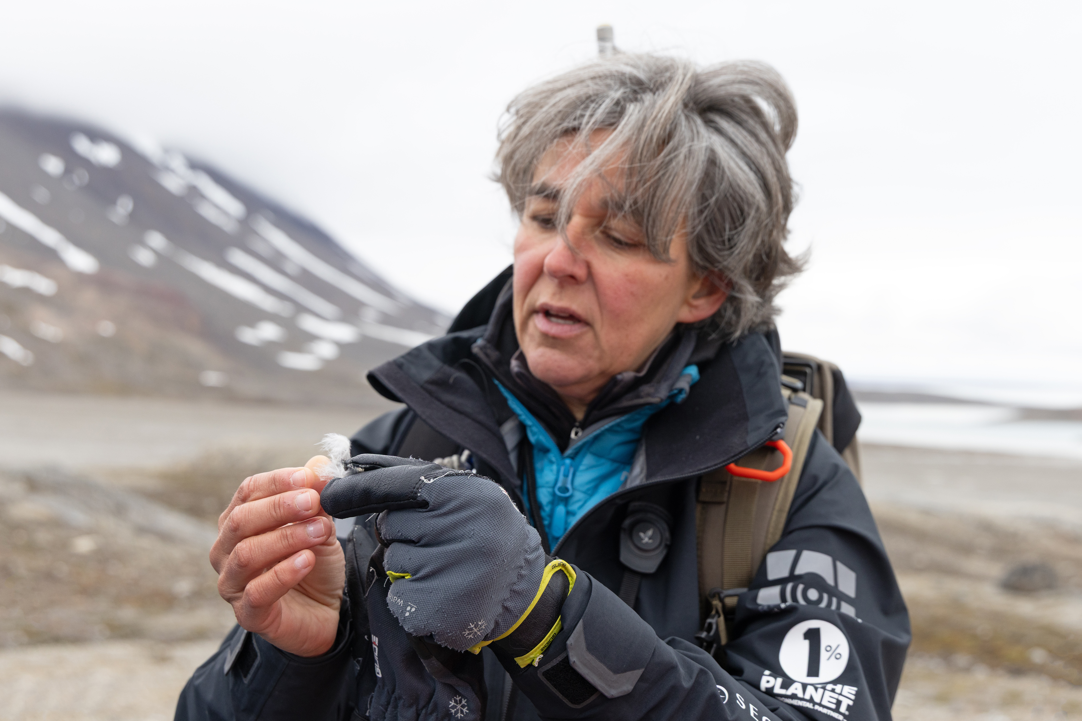 Guide Miriam explaining how Ptarmigan feathers work in Liefdefjorden Svalbard by Sandra Walser Secret Atlas